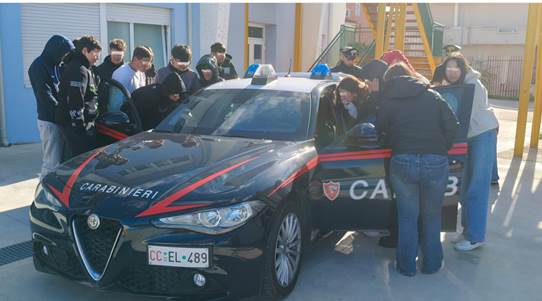 CIRÒ MARINA (KR), I CARABINIERI IN CATTEDRA PER LA LEGALITÀ CON GLI STUDENTI DELLA SCUOLA MEDIA.