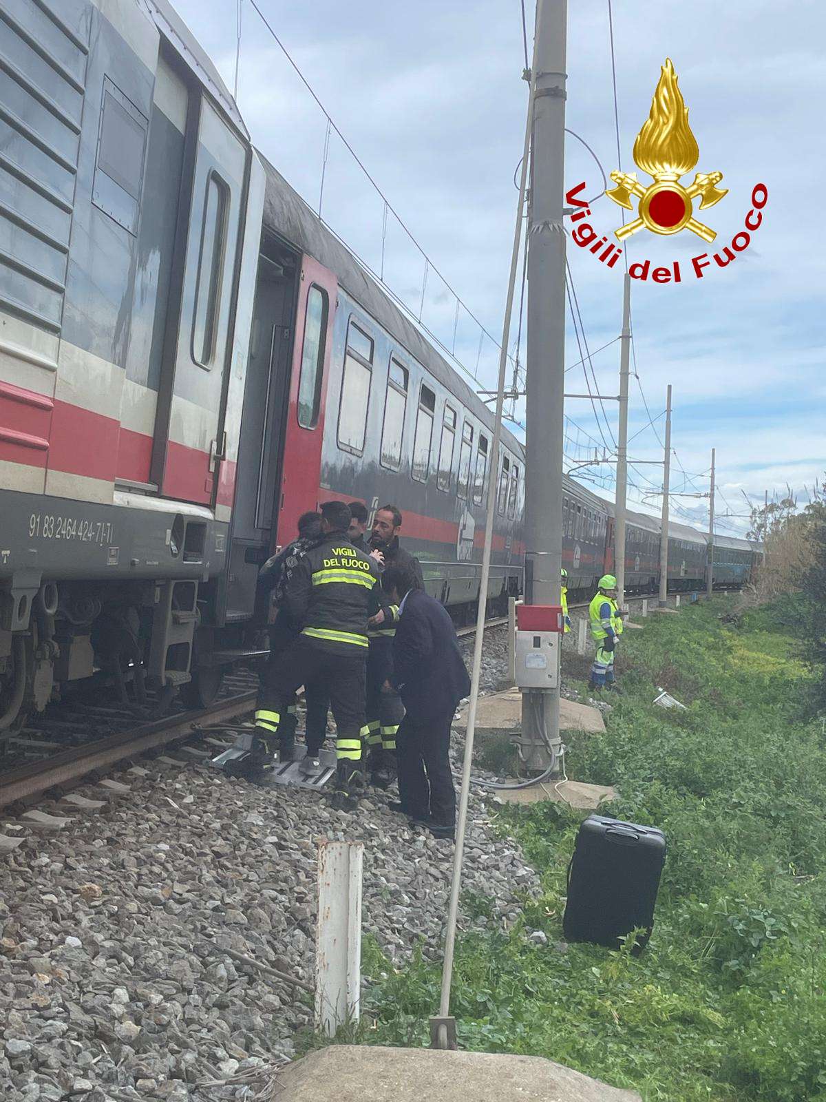 treno bloccato a causa maltempo - intervento dei Vigili del Fuoco 