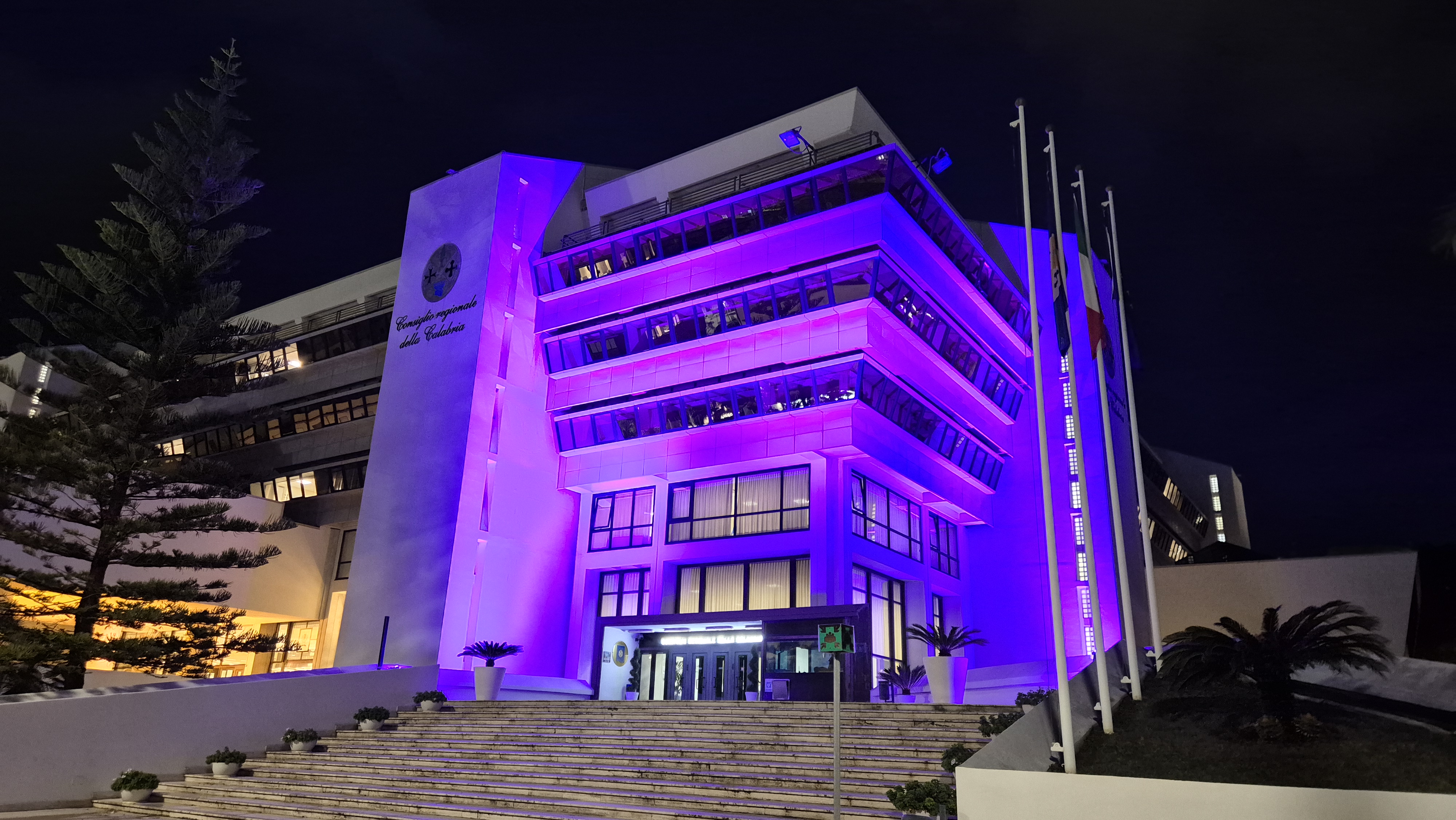 Palazzo Campanella si accende di viola: la Calabria unita contro il cancro