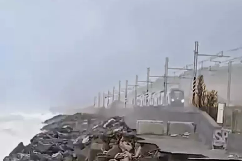 Mareggiata nel Cosentino: cede un tratto di strada, a rischio la linea ferroviaria.