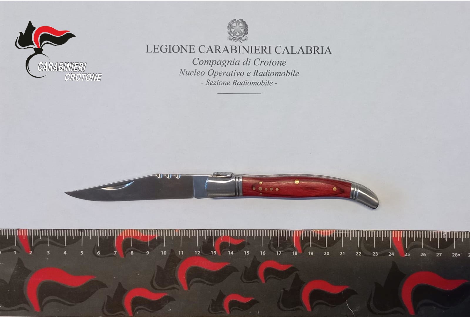 Controlli a tappeto nel Crotonese: sequestrati 16 coltelli, rafforzata la sicurezza sul territorio