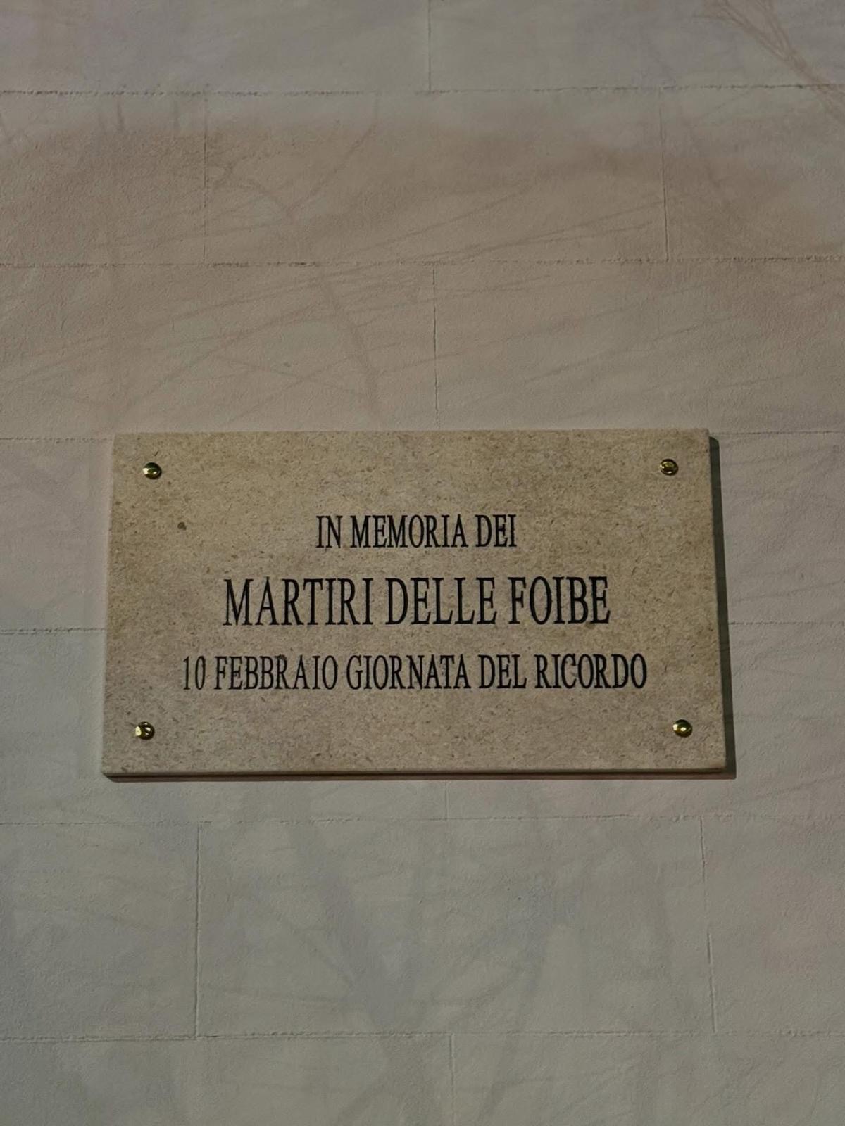 Foibe, la memoria resiste: nuova targa affissa dopo l’atto vandalico