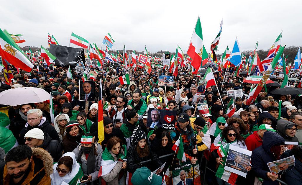 “Monaco, piazza oceanica contro Teheran durante il vertice sulla sicurezza: tensione al massimo”