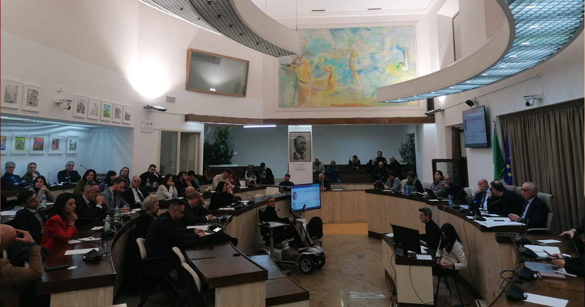 Crotone, Consiglio comunale urgente: piscina, bonifiche e debiti fuori bilancio al centro della seduta