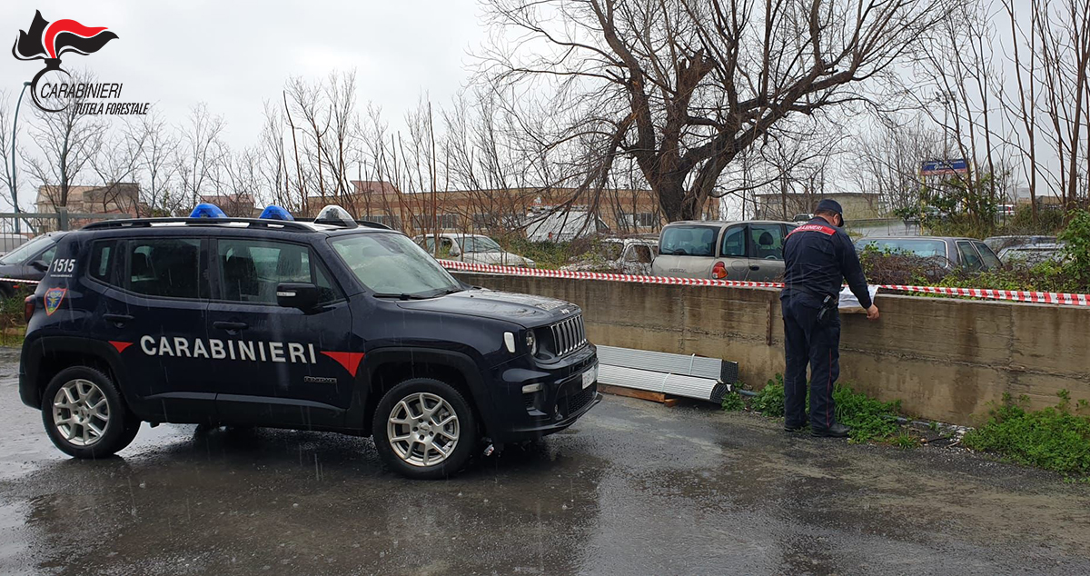 San Lucido, scoperto “cimitero” di auto: sequestrata area per gestione illecita di rifiuti