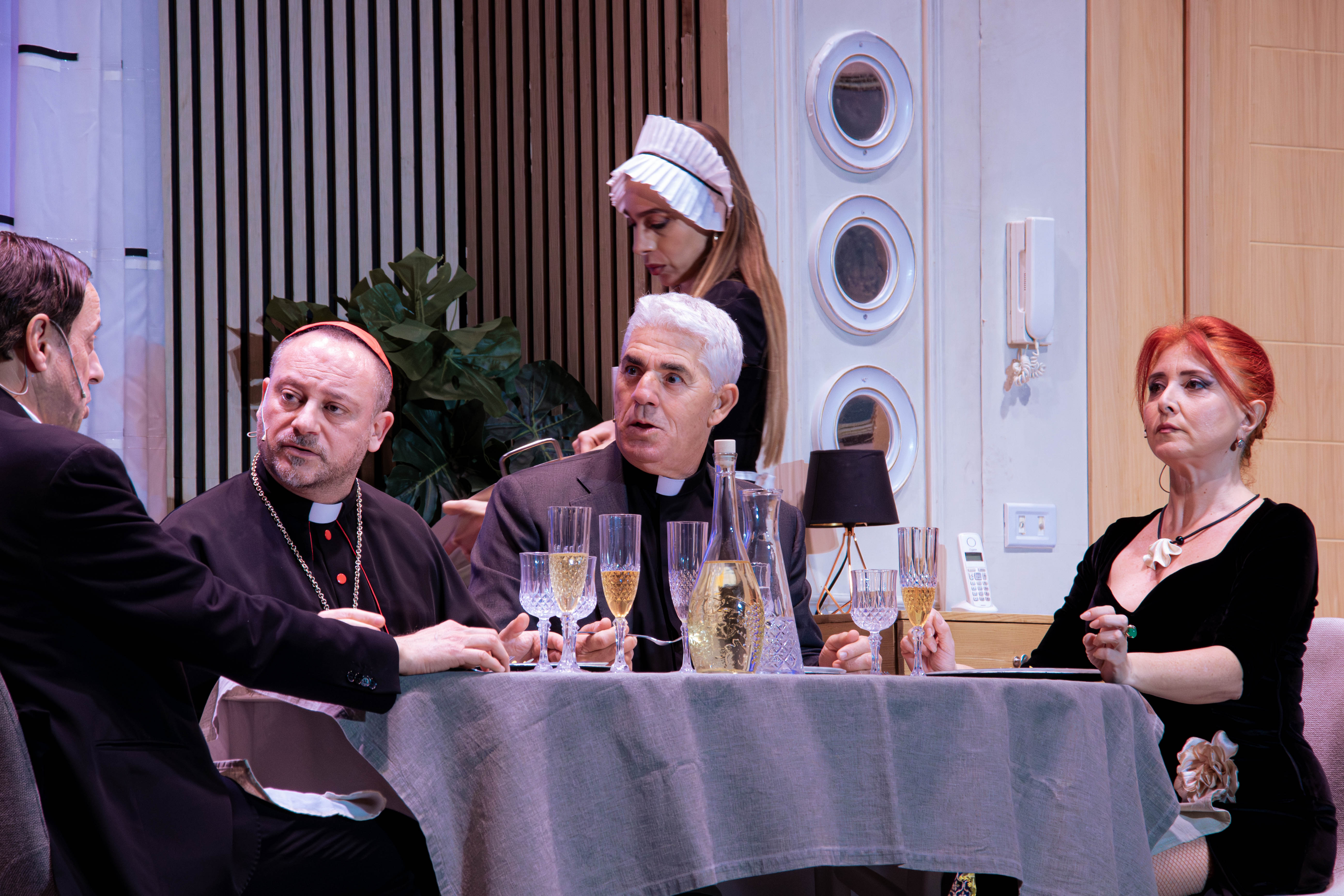 Risate e applausi al Grandinetti: Biagio Izzo travolge Lamezia con “L’arte della truffa”