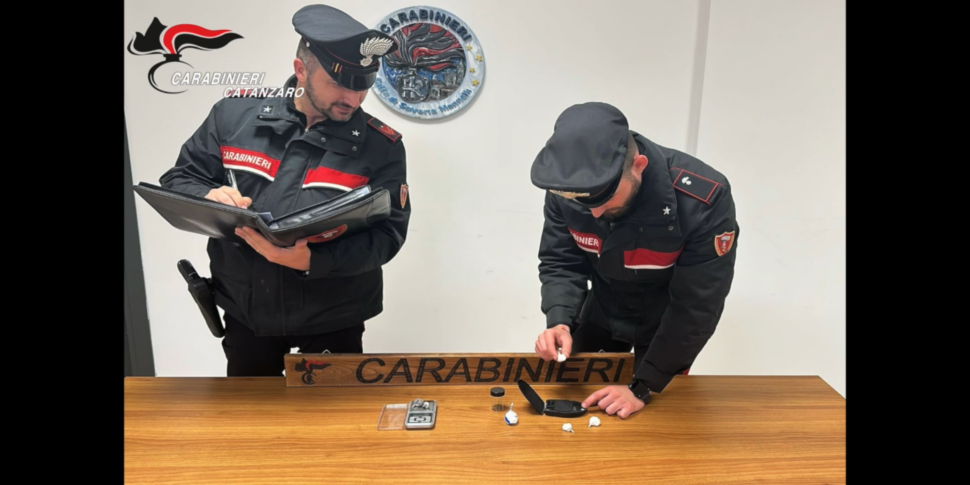 “Sciroppo”, “latte”, “nera”, “bianca”, “palla di Natale”: così lo spaccio nel Reventino si nascondeva dietro un linguaggio in codice. Tra messaggi criptici e consegne anche a domicilio, sei persone risultano indagate