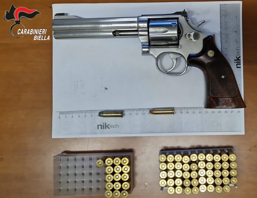 Aggredisce la figlia e nasconde un revolver: arrestato 49enne nel Biellese