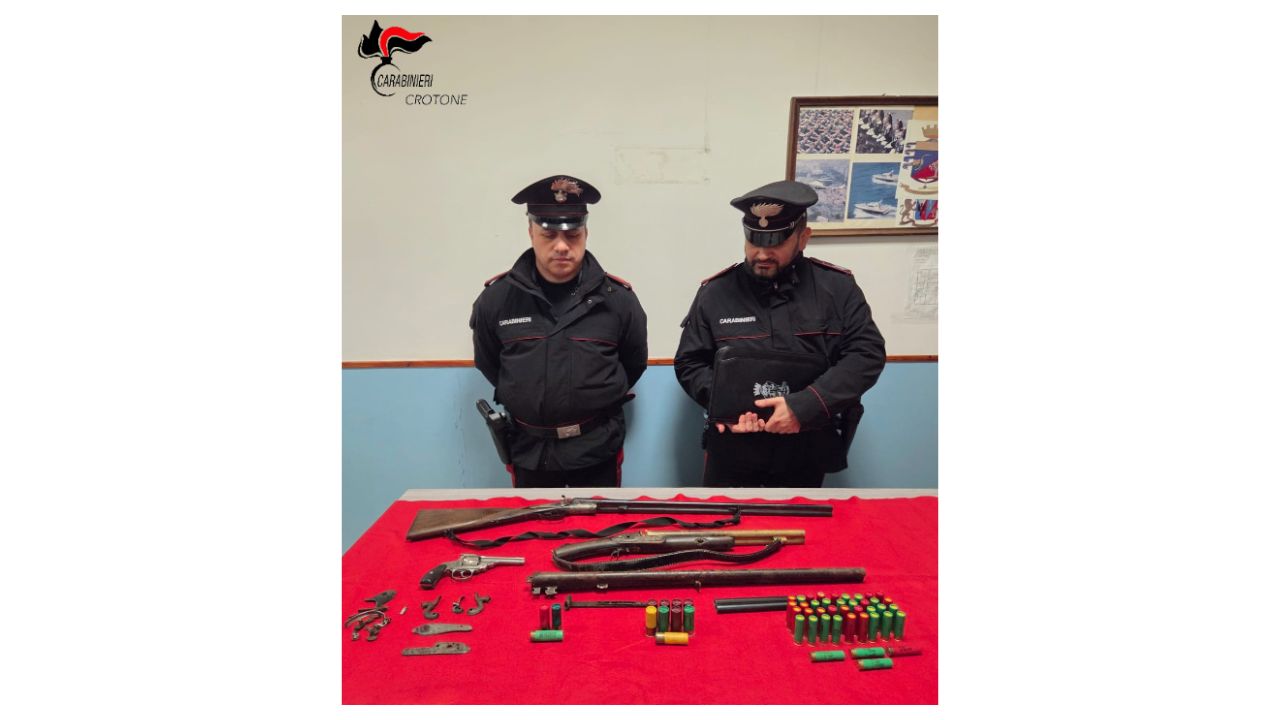 Arsenale clandestino scoperto a Petilia Policastro: sequestrate armi e munizioni