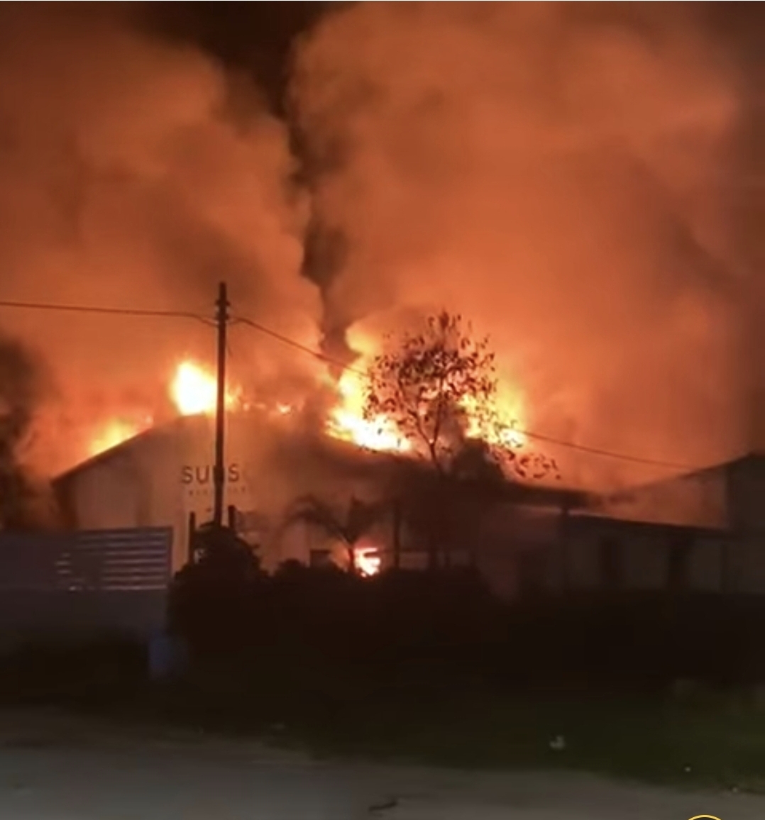 Incendio al lido Sunset Beach Club: paura alla Tonnara di Palmi
