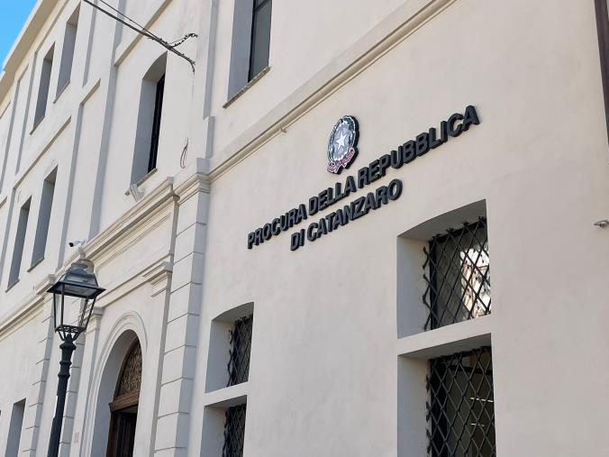 Isola Capo Rizzuto, il turismo sotto pressione dei clan: 7 arresti per estorsione e appalti alterati