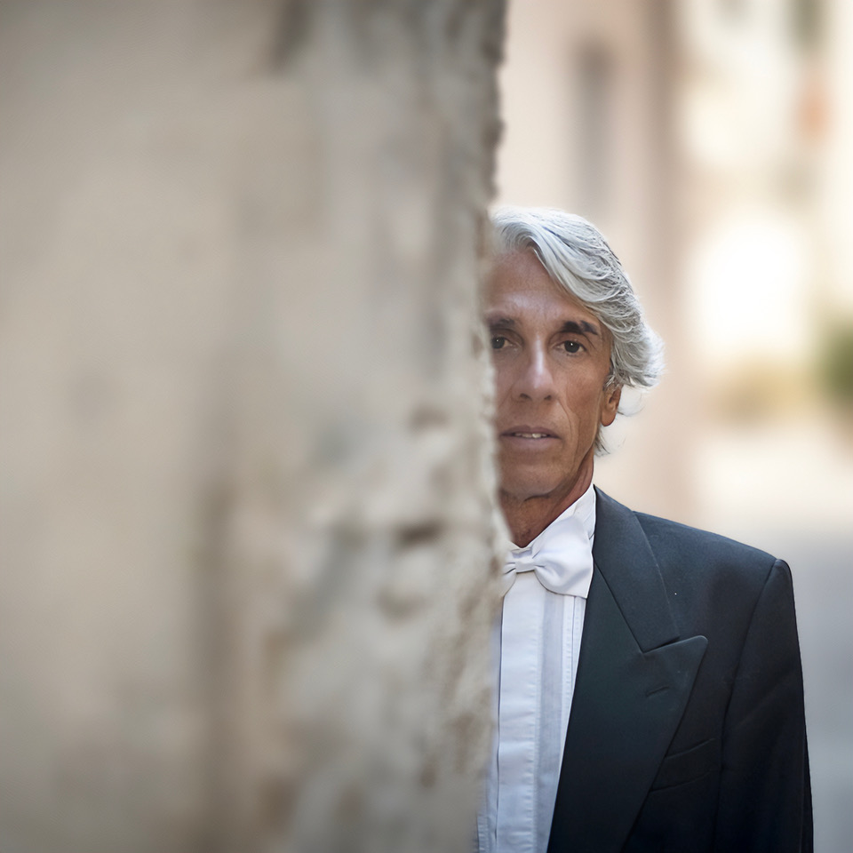 “Parole e musica in dialogo: il pianista Emilio Aversano inaugura il ‘Sabato del Villaggio’ a Lamezia Terme”