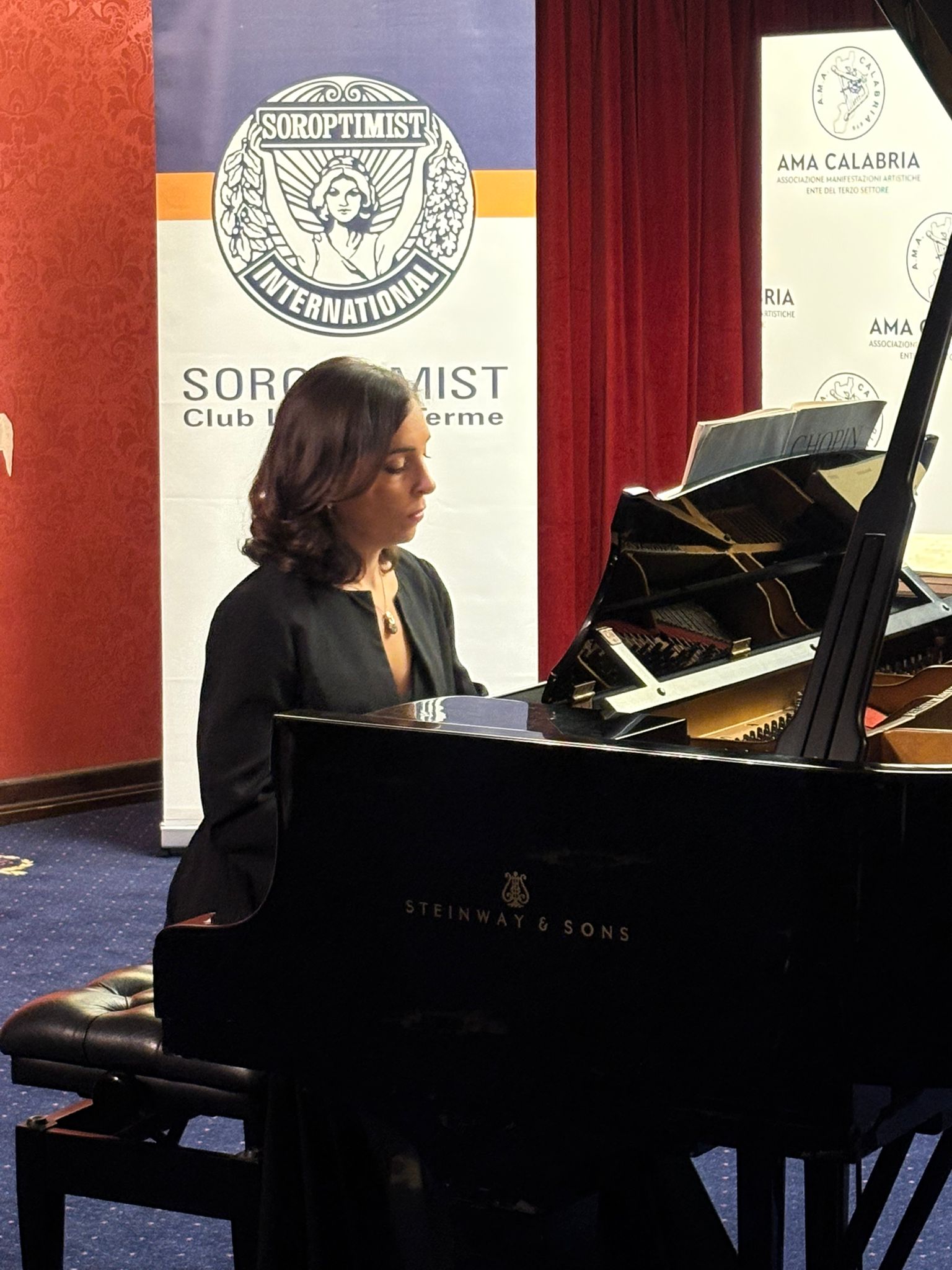 “Il talento di Ilaria Sica incanta Lamezia: il Soroptimist celebra l’eccellenza femminile al Teatro Grandinetti”