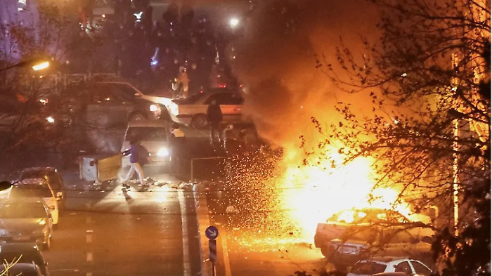 Teheran nel caos: esplosione vicino alla piazza delle proteste, la capitale ripiomba nella paura