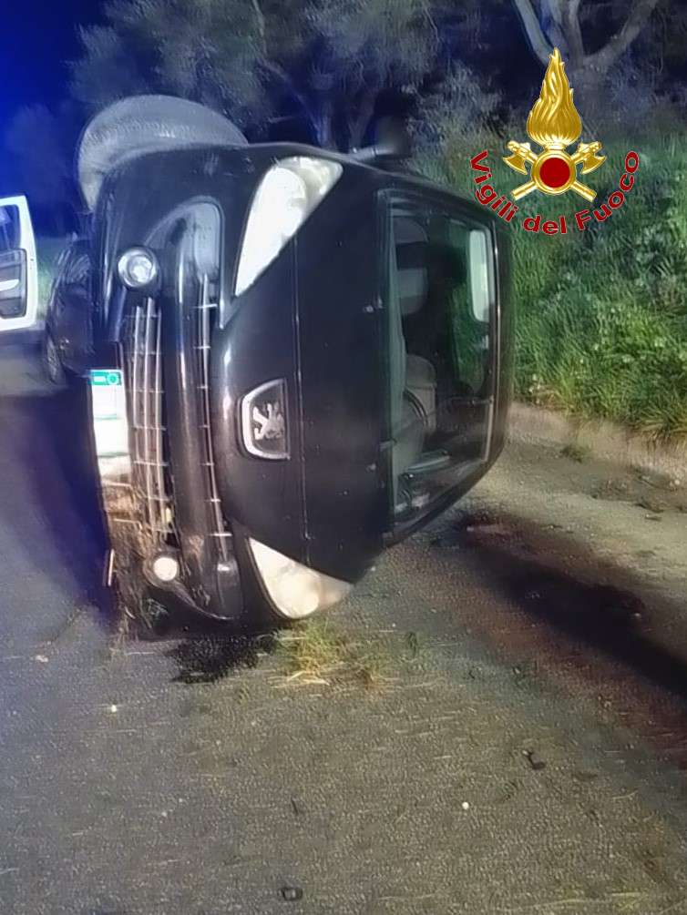 Auto si ribalta sulla SP 84 a Zungri: intervento dei Vigili del Fuoco, occupanti illesi