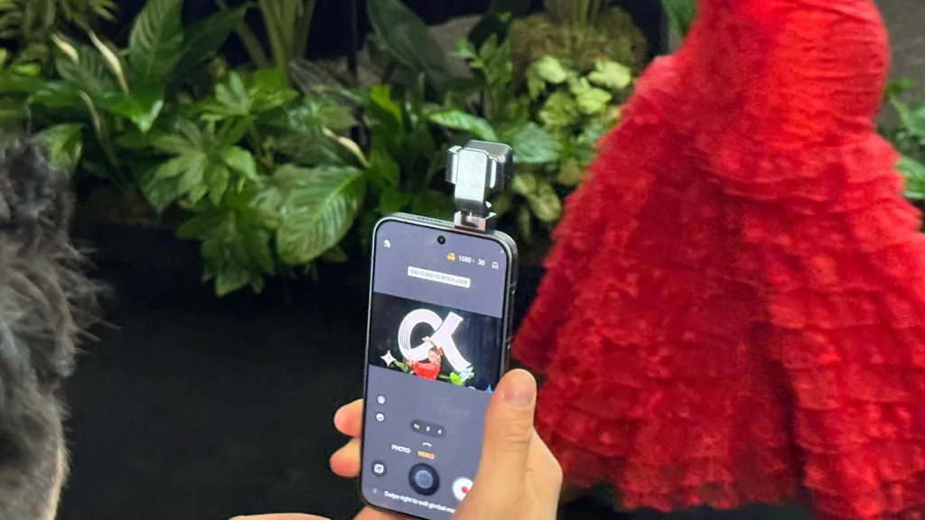 Il telefono diventa robot: al MWC 2026 Honor stupisce con il futuristico “Robot Phone”