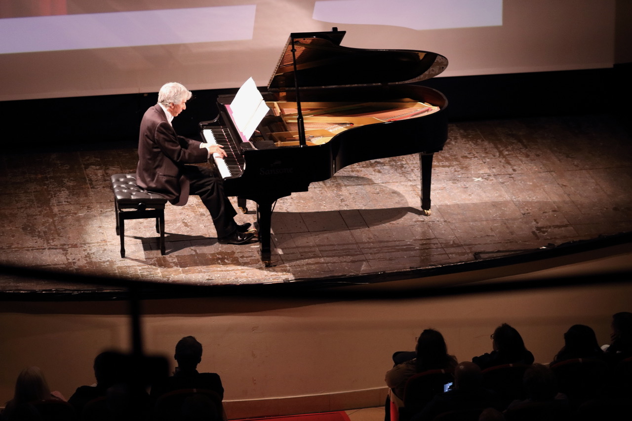 Musica e filosofia incantano Lamezia: Emilio Aversano apre la XX edizione del “Sabato del Villaggio”