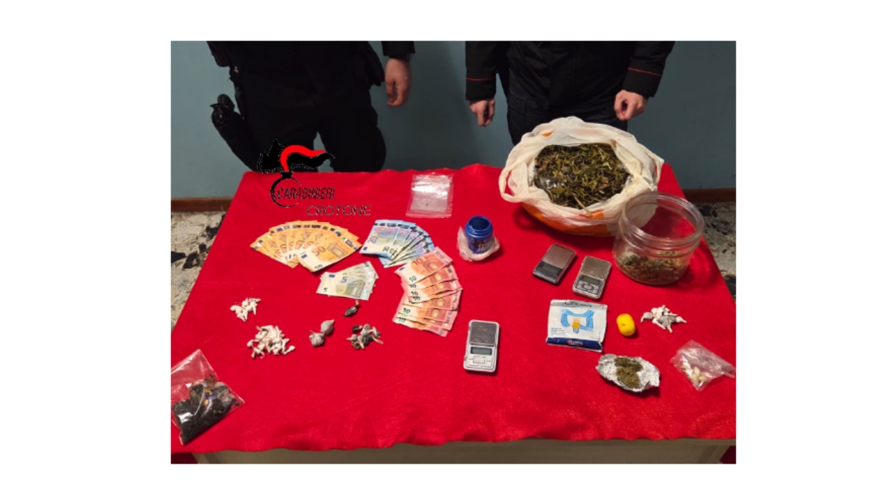 Blitz antidroga nel Crotonese: cocaina nel camino e serra nascosta, un arresto e maxi sequestri