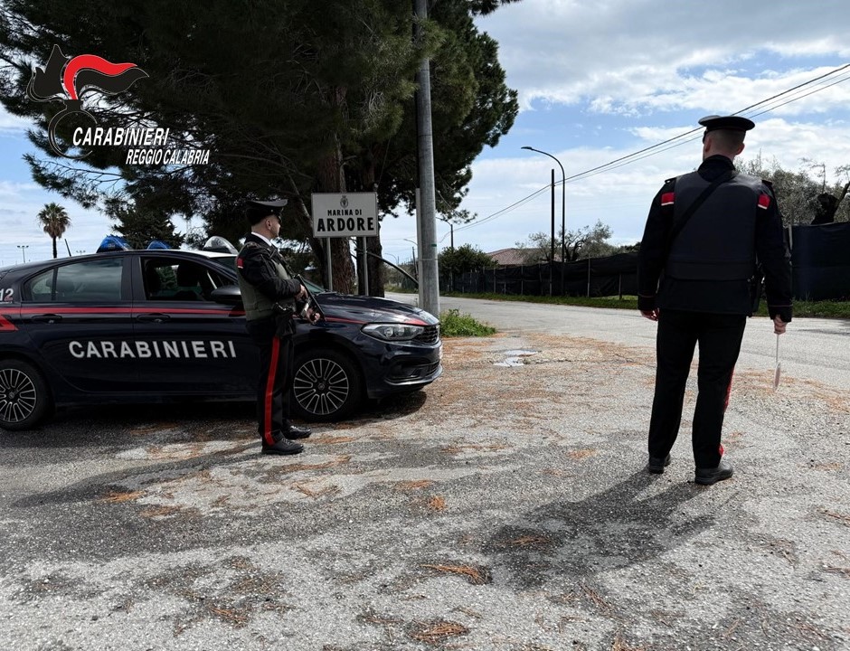 Ardore, terrore in famiglia: minaccia i parenti con un coltello per soldi, arrestato