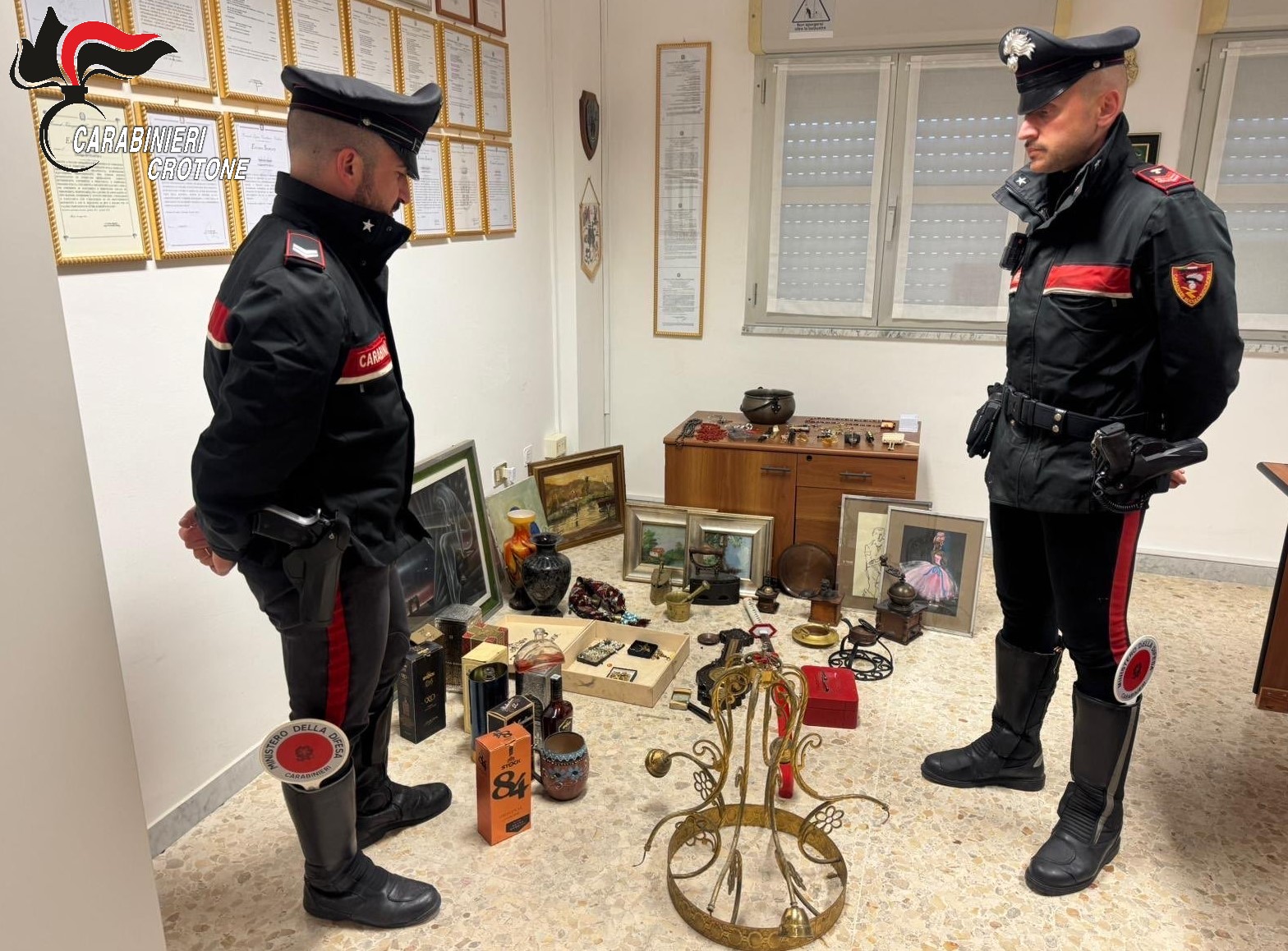 Furto sventato nella notte: decisiva la segnalazione di un cittadino, arrestato ladro con refurtiva e katana