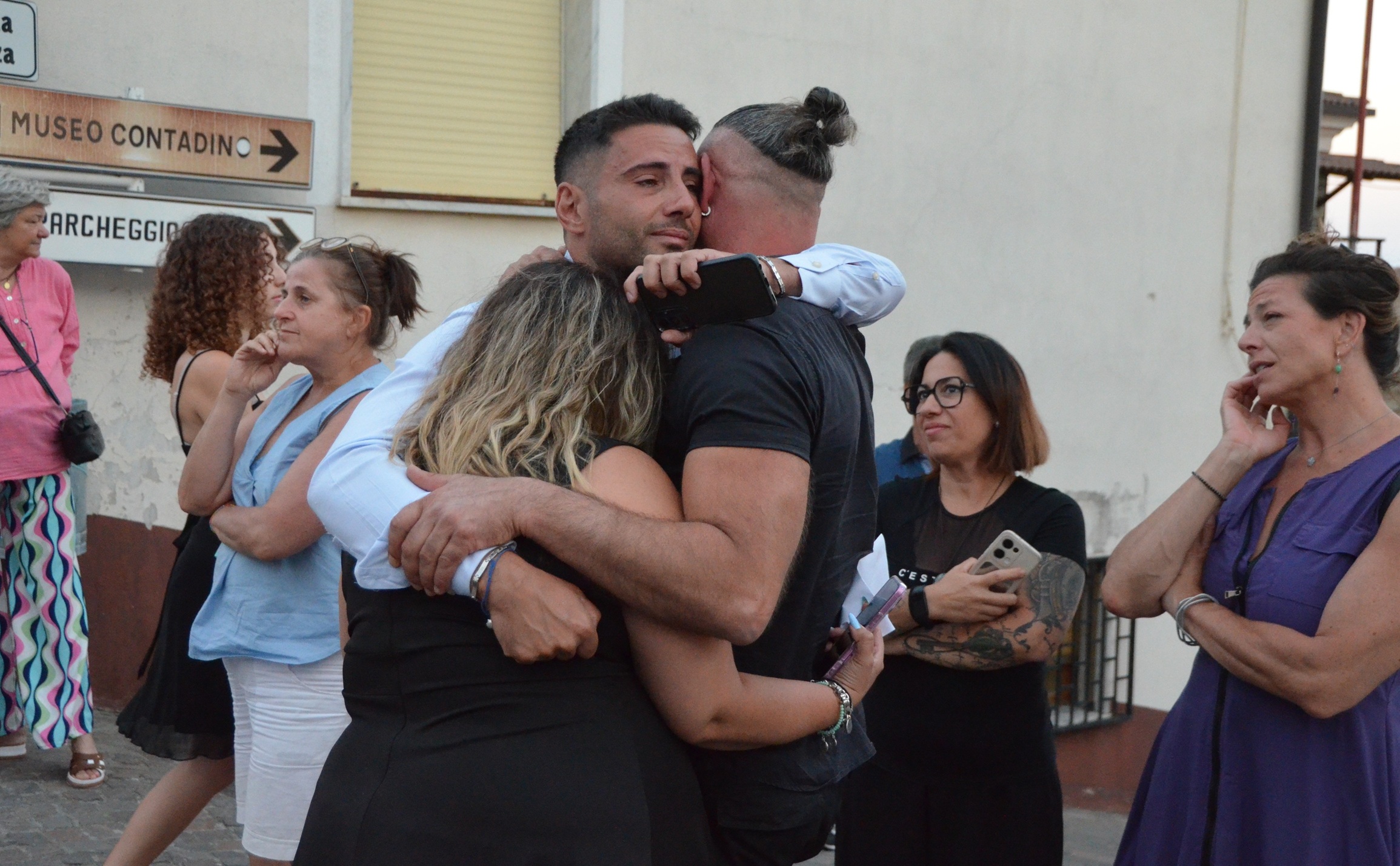 Montegiordano, dove la poesia abita i muri: il borgo calabrese che trasforma l’amore in bellezza condivisa