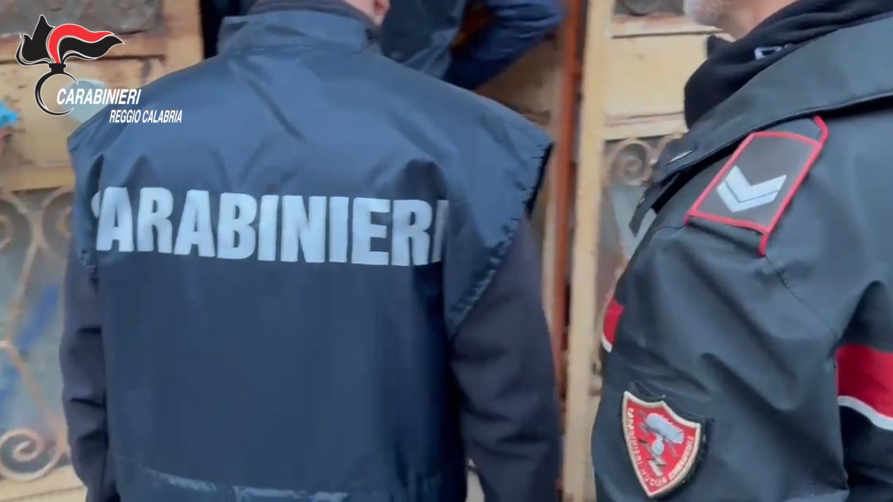 Arma occultata in casa a Riace: i Carabinieri scoprono una penna-pistola e fanno scattare l’arresto