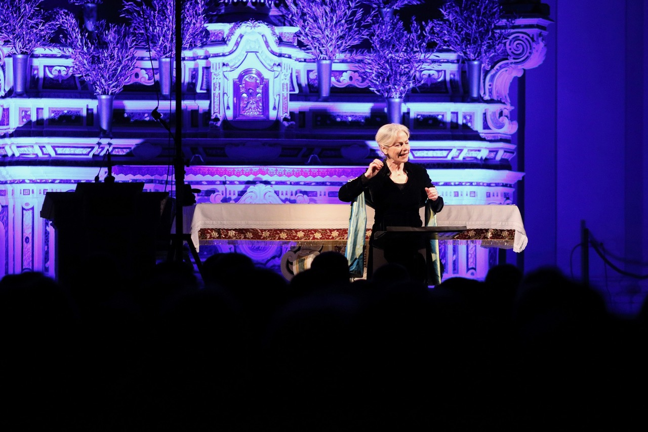 Lucilla Giagnoni incanta Lamezia: una serata di poesia, teatro e speranza per “Il Sabato del Villaggio”