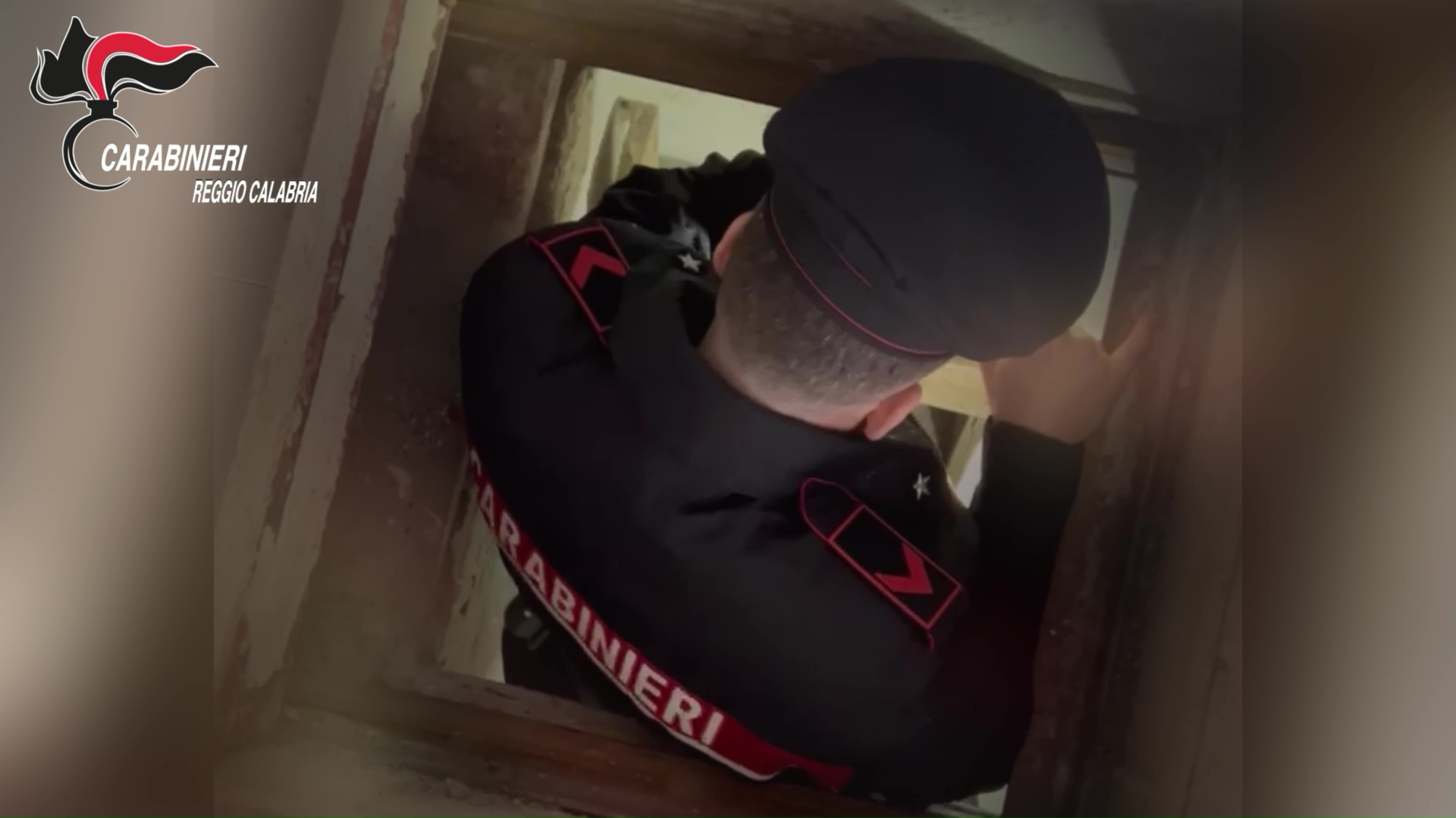 Bunker sotto il pavimento e arsenale nascosto: blitz dei Carabinieri nella Piana, un arresto