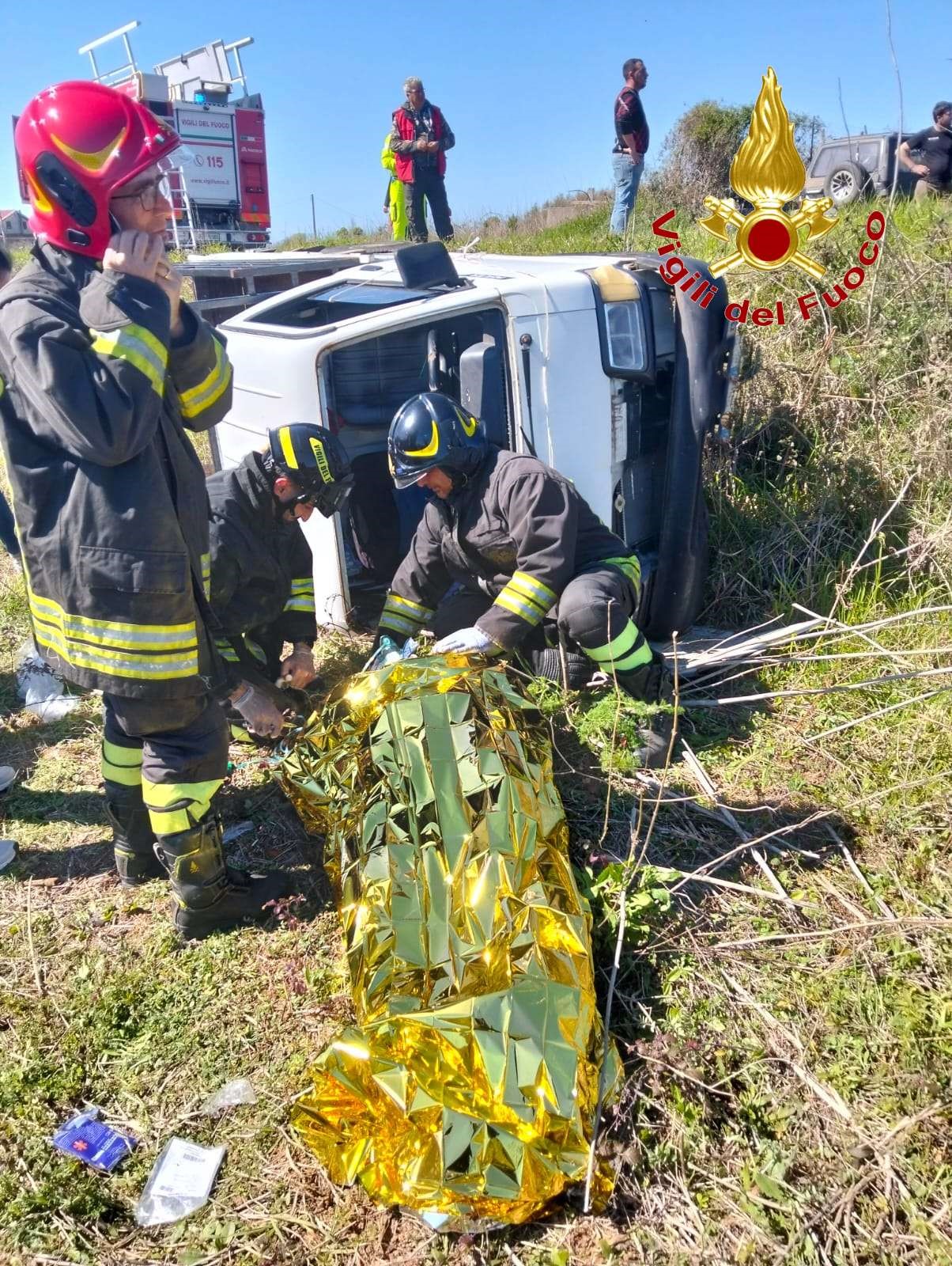 “Motocarro precipita in una scarpata: intervento decisivo dei Vigili del Fuoco nel Vibonese”