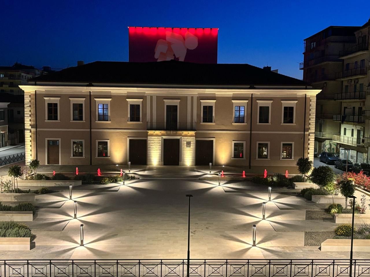 Crotone si accende di arancione: una città unita per salvare i bambini