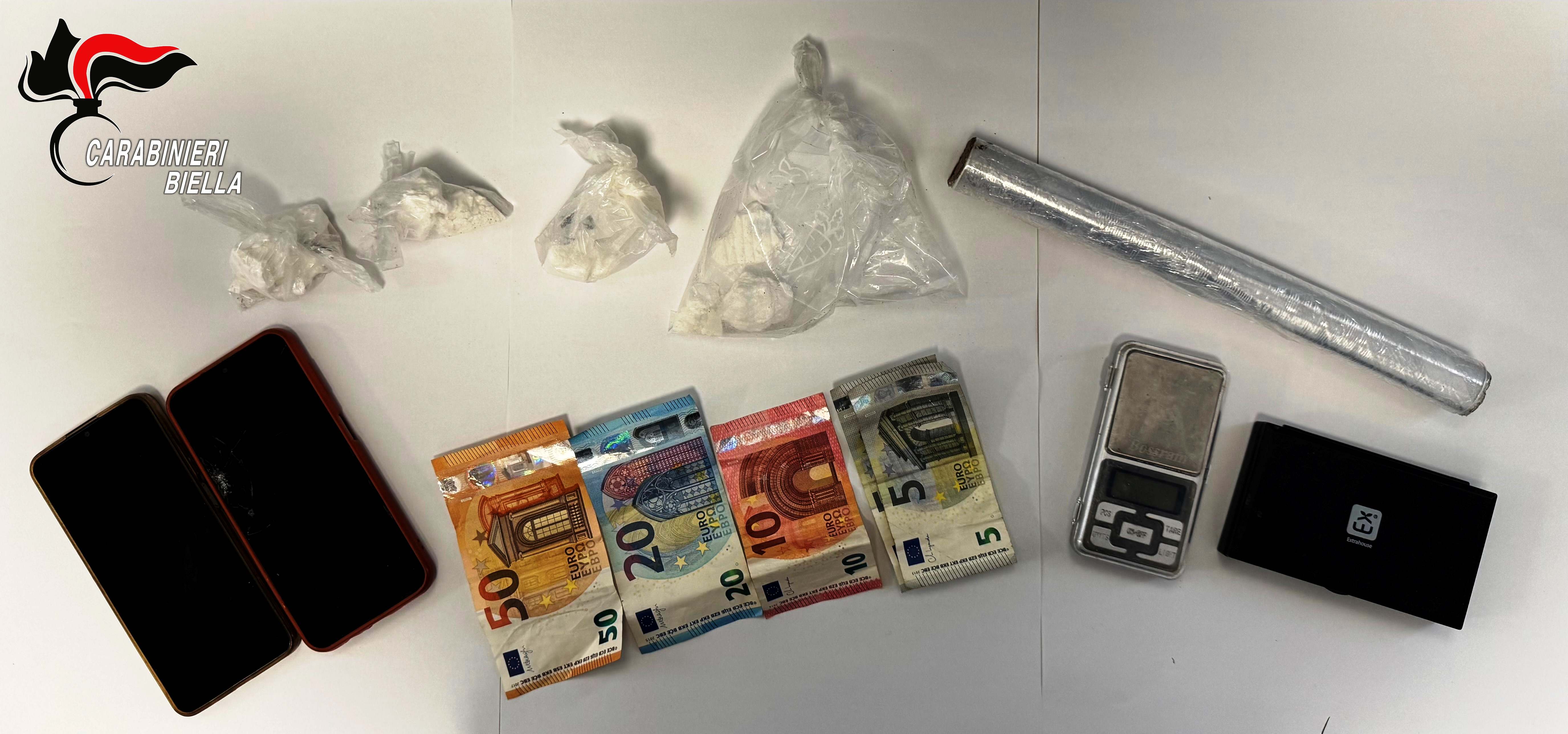 Blitz nei boschi di Biella: smantellato punto di spaccio, arrestato 31enne con oltre 70 grammi di cocaina