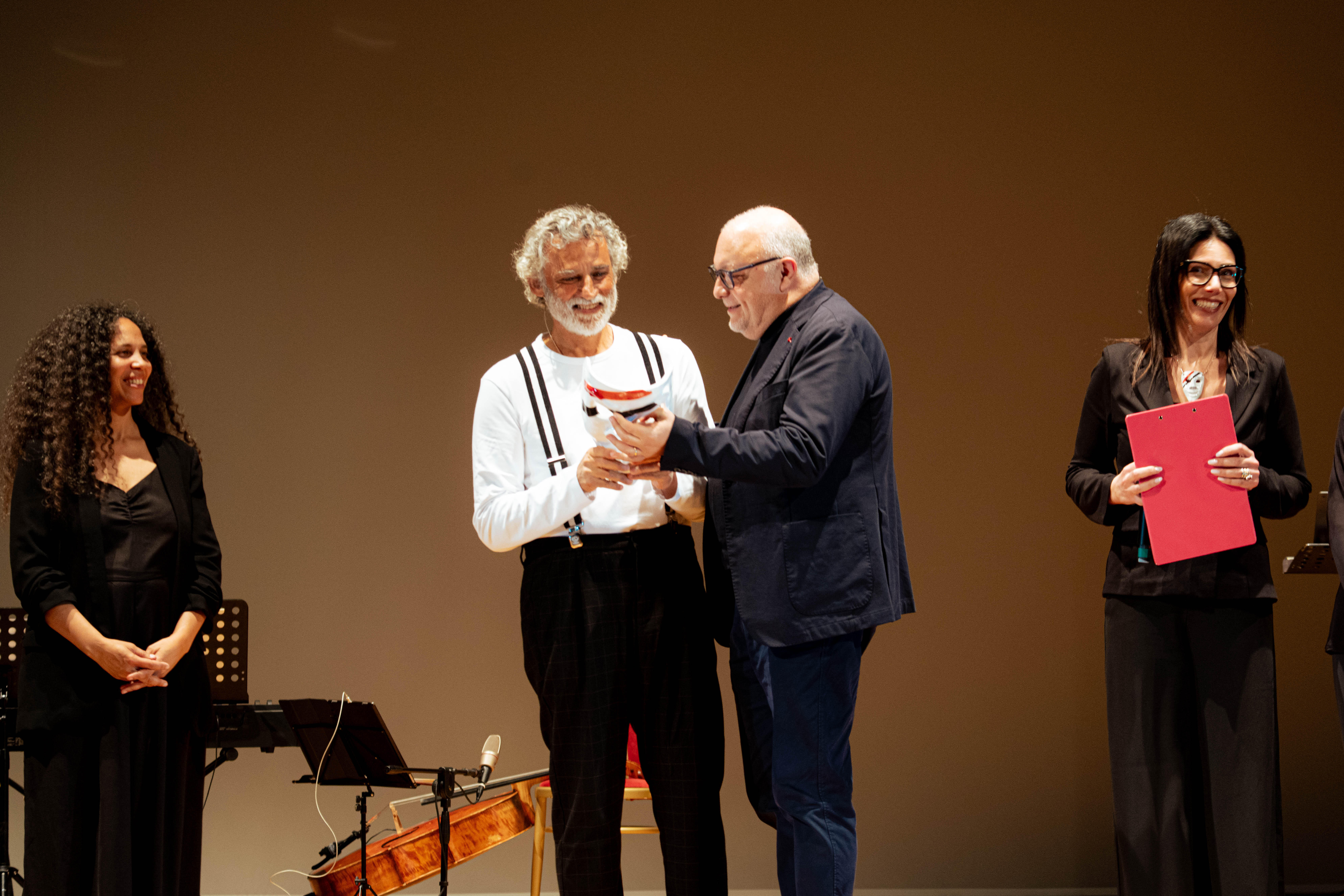 Lo Verso conquista Lamezia: magia, musica e teatro in un ‘Pierino e il Lupo’ da standing ovation