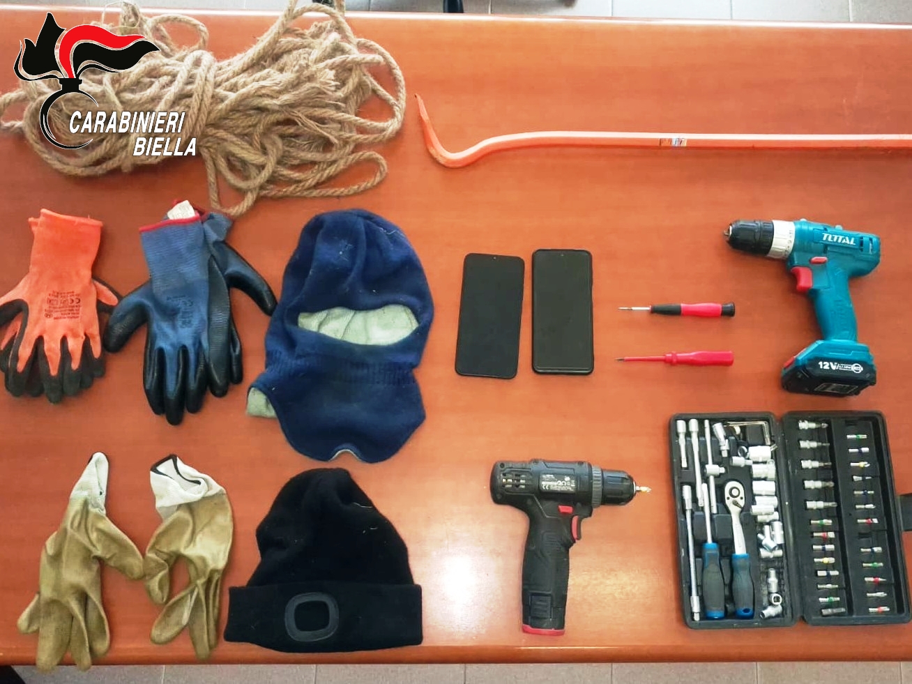 Furto sventato nella notte: 450 kg di rame recuperati dai tetti del cimitero, arrestati due uomini