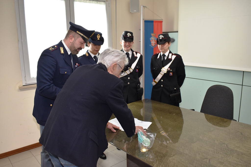 Finti Carabinieri truffano anziano, ma vengono fermati in autostrada: recuperato oro e bancomat