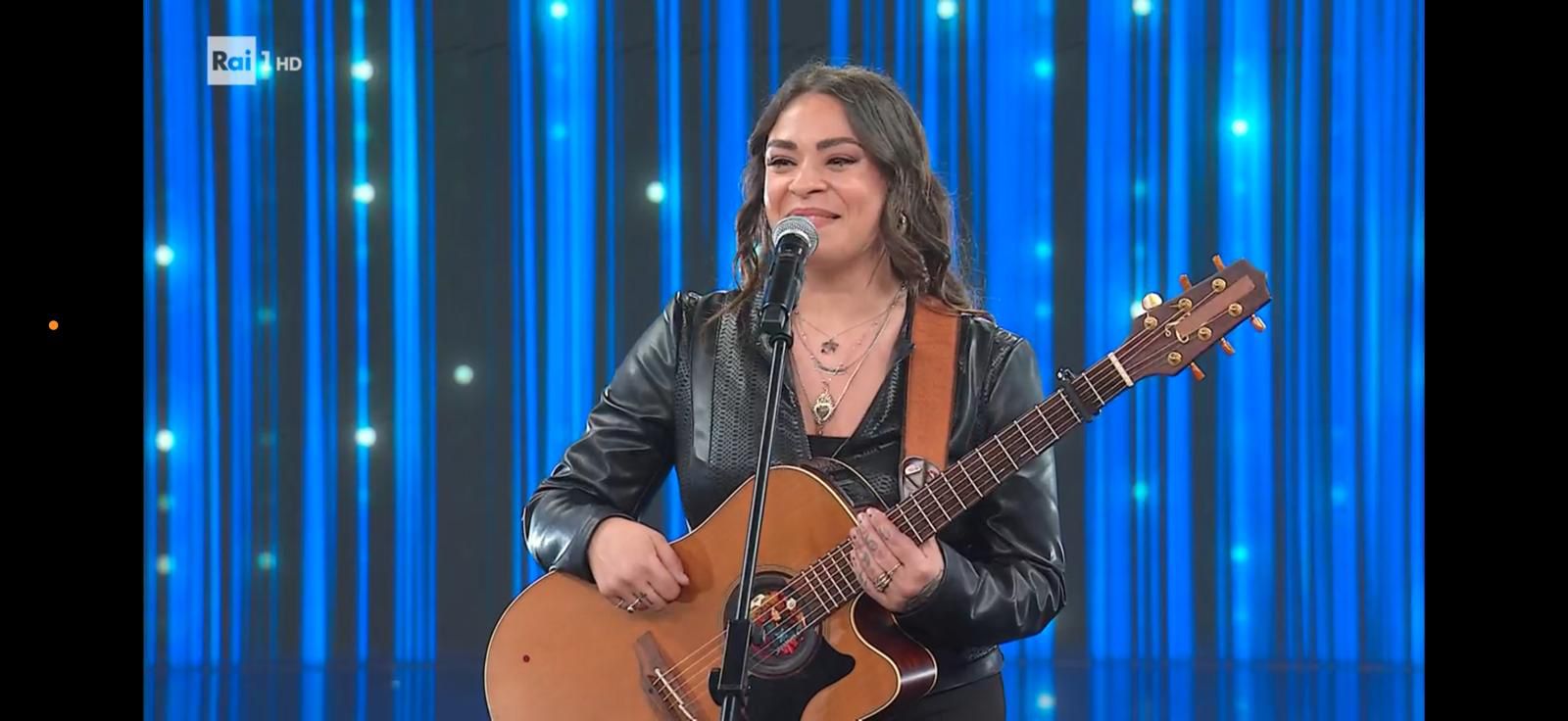 Dalla strada alla ribalta: Januaria conquista Rai 1 e vola in finale con ‘Sally