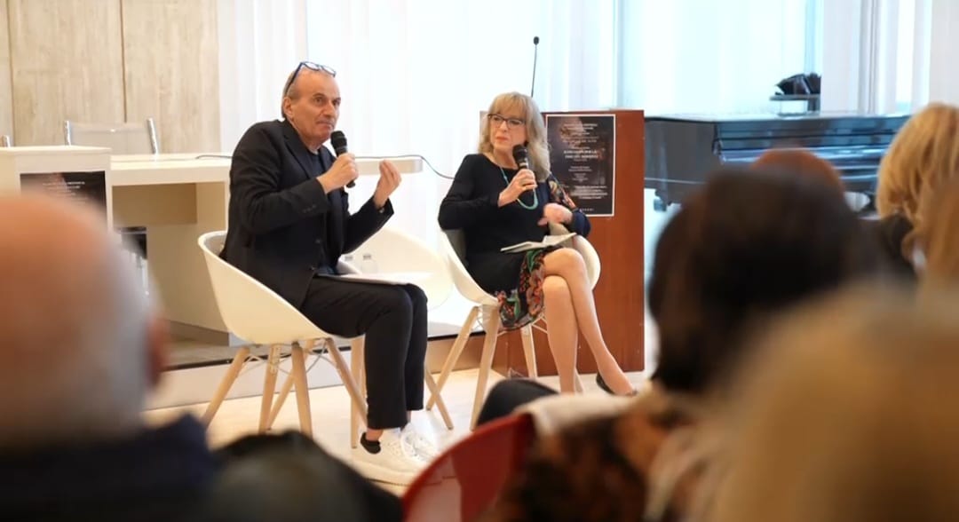 Tra memoria e universo: Vasta incanta Catanzaro con ‘Istruzioni per la fine del mondo’