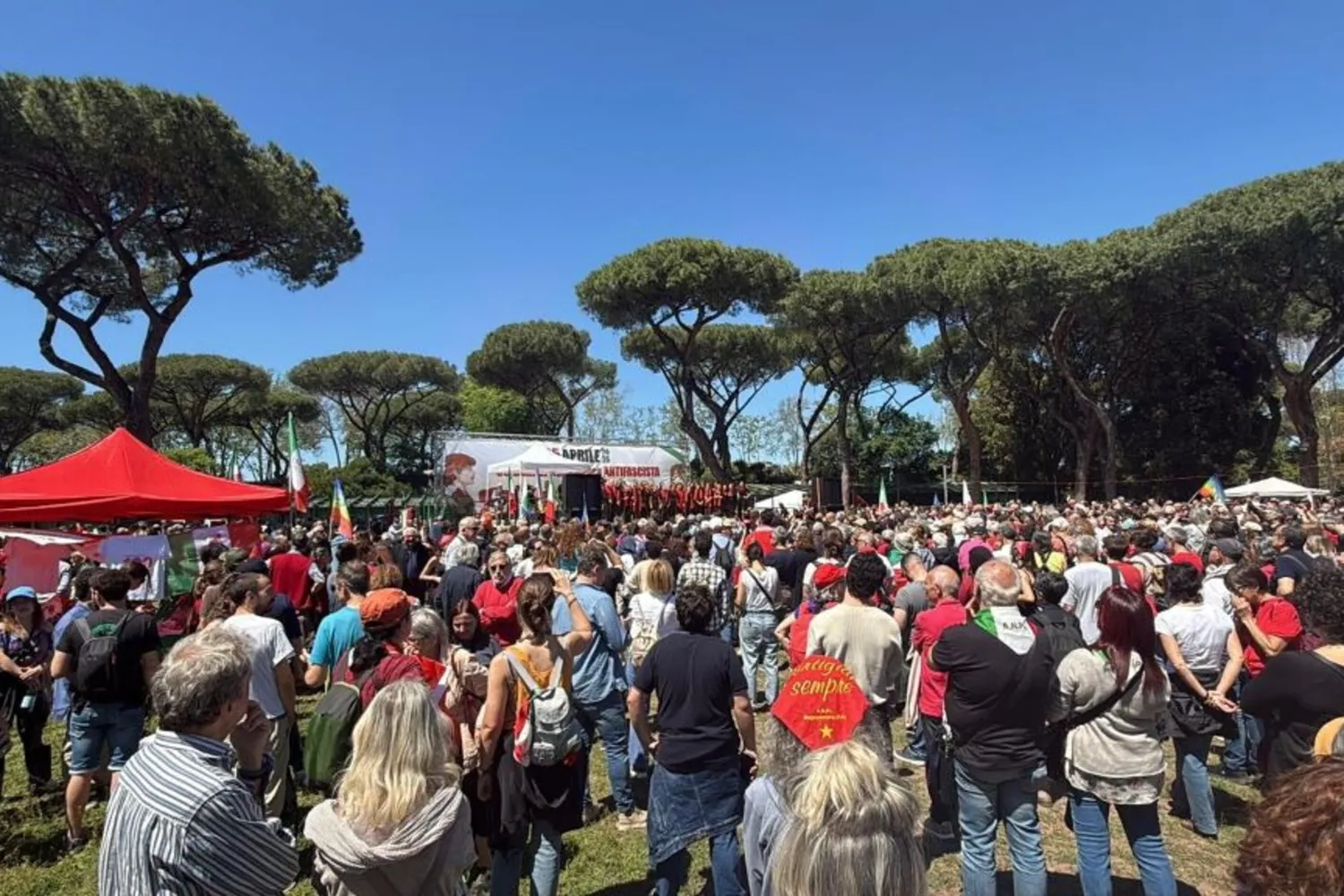 Roma, spari al corteo del 25 Aprile: coppia ferita, caccia ai responsabili