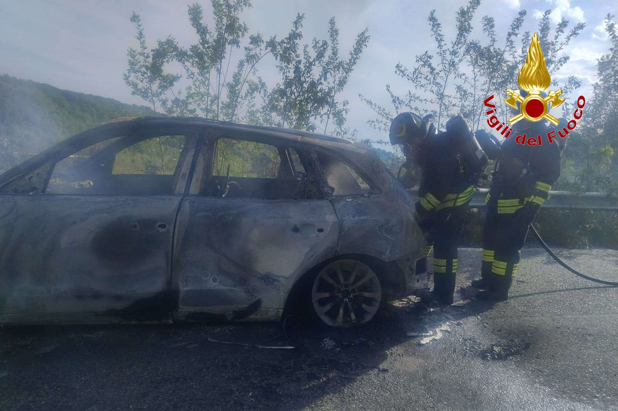 Auto in fiamme sulla SP 65 tra Filogaso e Vazzano: intervento lampo dei Vigili del Fuoco, nessun ferito