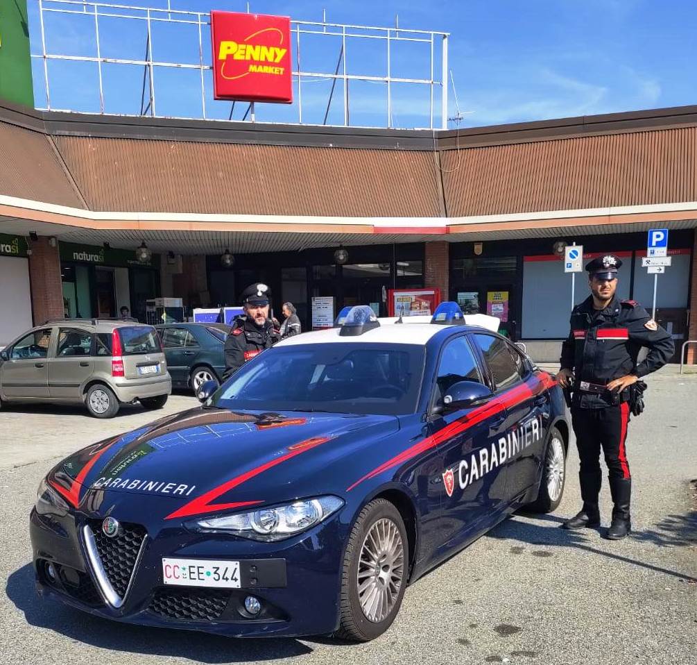 Furto al supermercato e violenta aggressione al vigilante: arrestato 38enne per rapina impropria a Cossato