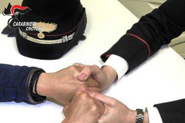 Finto carabiniere truffa un’anziana a Crotone: recuperati soldi e gioielli, denunciato un uomo
