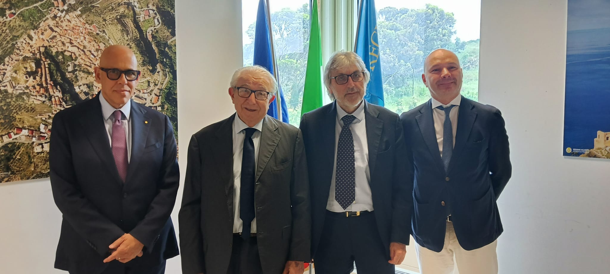 Sanità di prossimità, svolta in Calabria: firmato l’Accordo che trasforma le farmacie in veri presìdi territoriali
