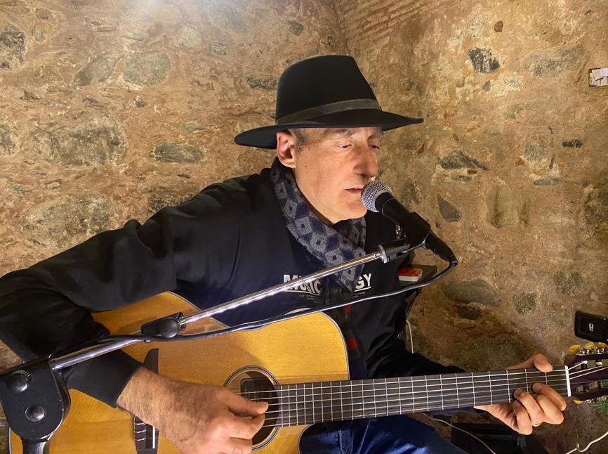 “Il lamento delle pecore”: Carlo Lucisano rilancia il vernacolo calabrese tra musica, memoria e identità