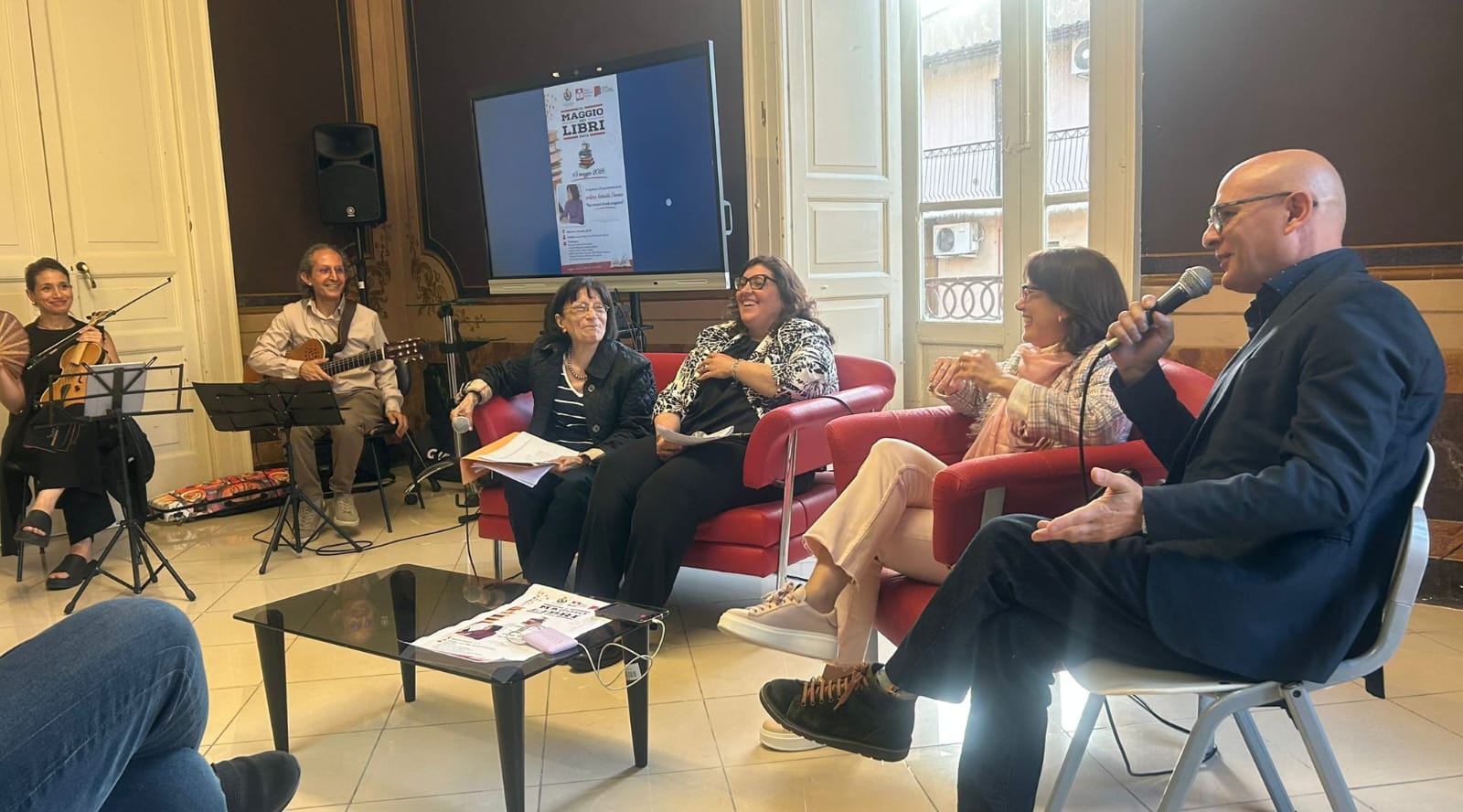 “Tra poesia, musica e web: Antonietta Vincenzo emoziona Palazzo Nicotera e conquista generazioni diverse”