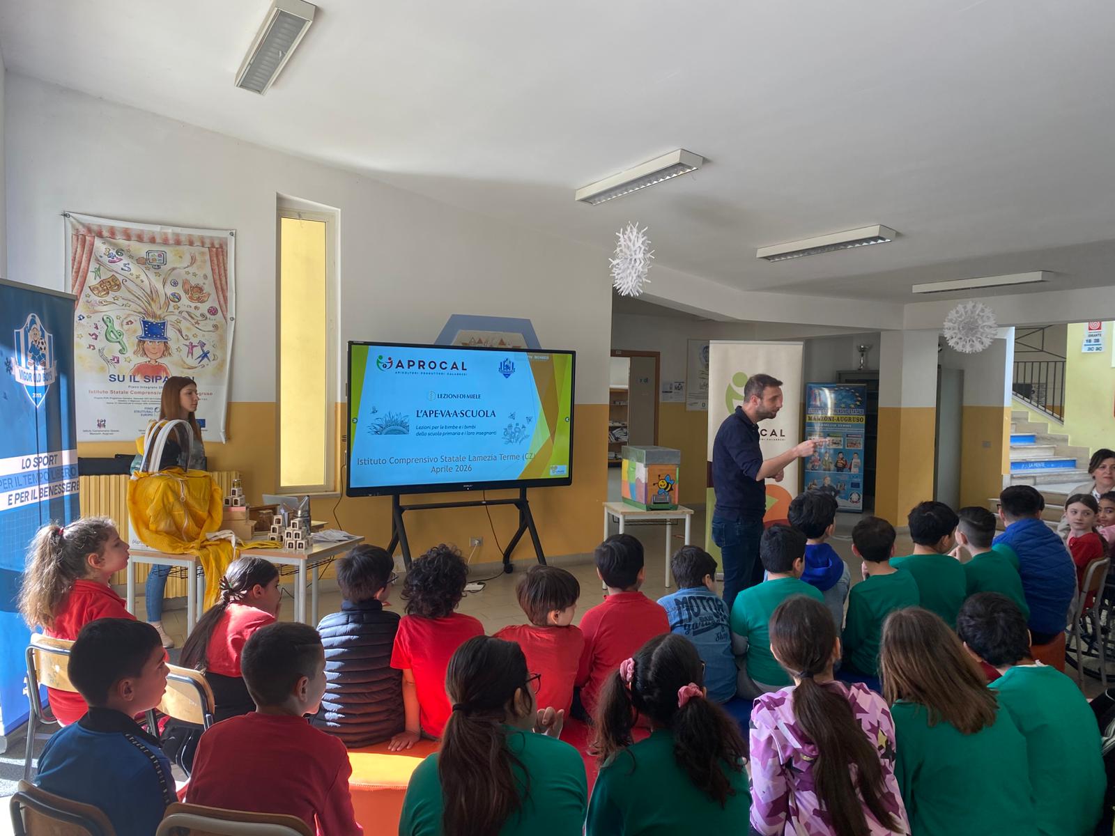 “L’ape va a scuola”: a Lamezia 355 bambini scoprono il valore della biodiversità e dei mieli di Calabria