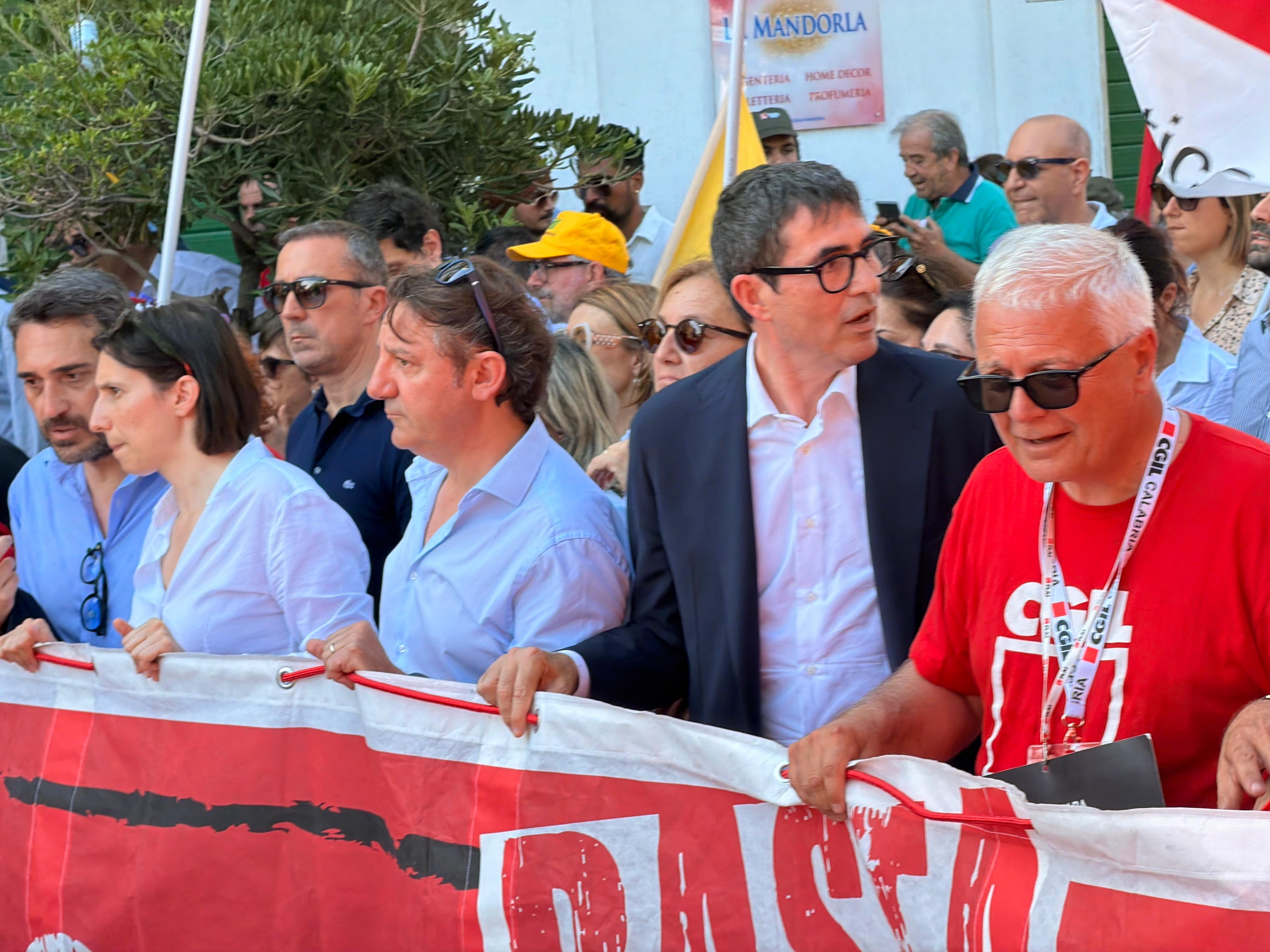 Caporalato, Tridico lancia la sfida: “Non vogliamo più cibo sporco di sangue”