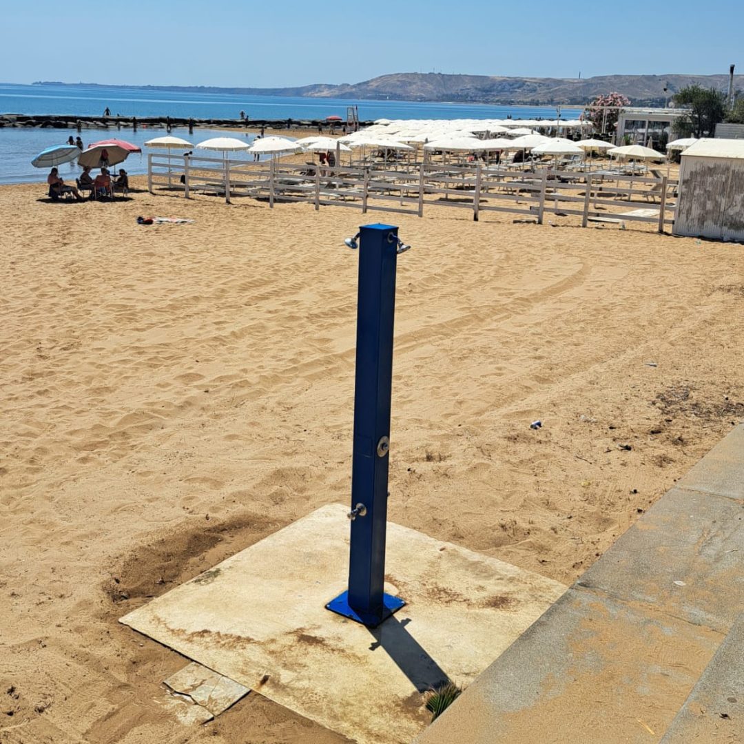 Estate più accogliente sulle spiagge libere: al via l’installazione delle docce sul litorale cittadino