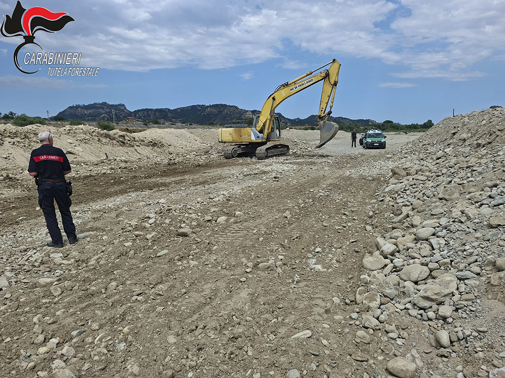 Fiume Neto, blitz dell’Arma Forestale contro il prelievo abusivo: arresti, denunce e mezzi sequestrati