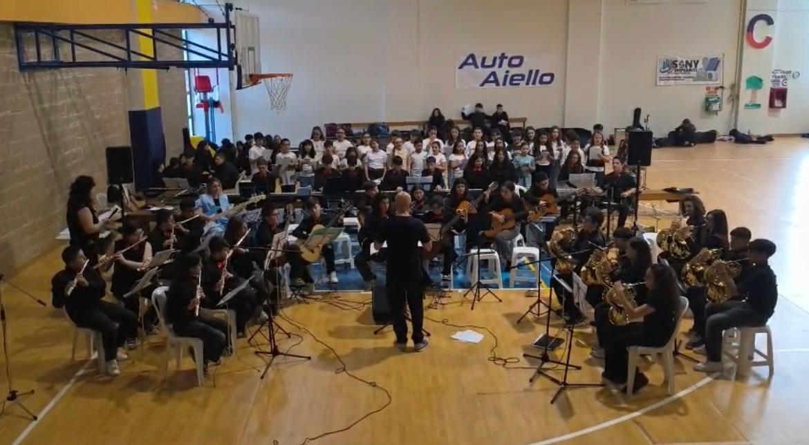 Pianopoli e Feroleto in musica: l’orchestra scolastica conquista il Palasport tra talento, emozioni e premi