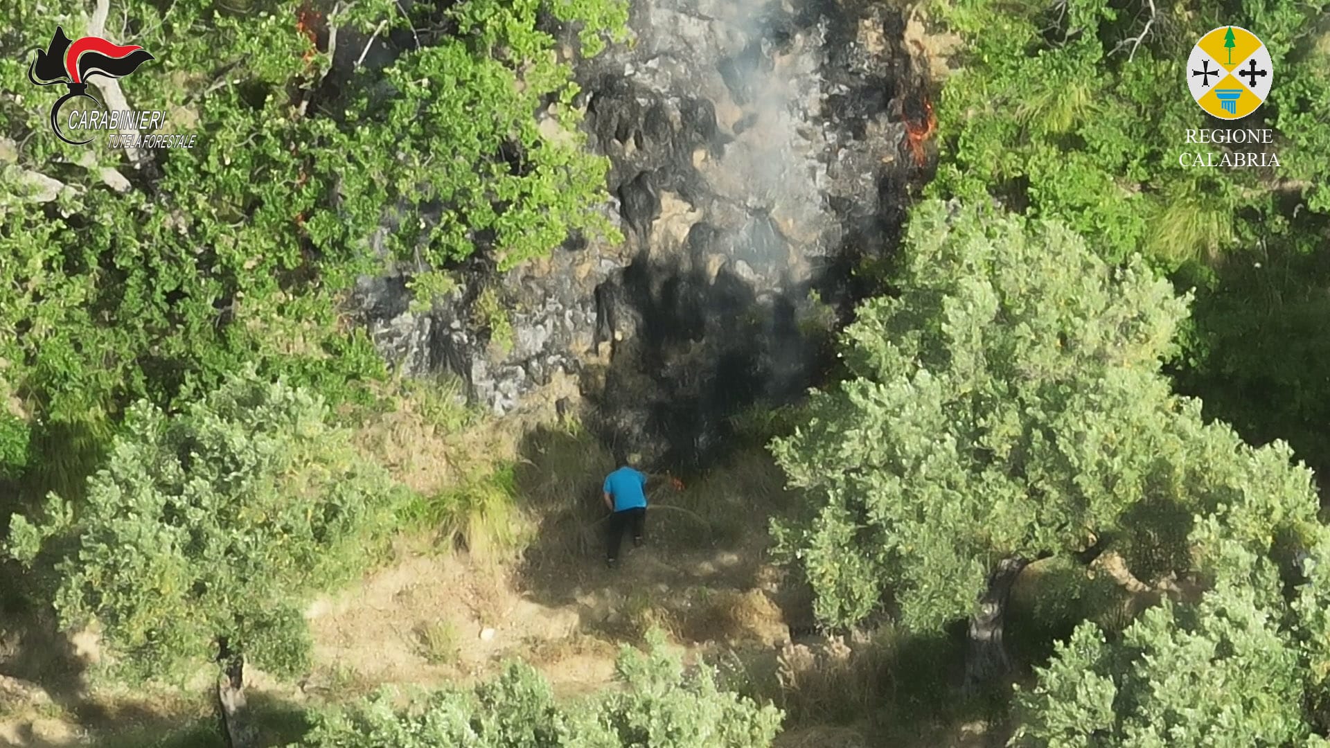 BECCATO DAL DRONE DI "TOLLERANZA ZERO": PIROMANE INCASTRATO DALL'ALTO E DENUNCIATO A CLETO