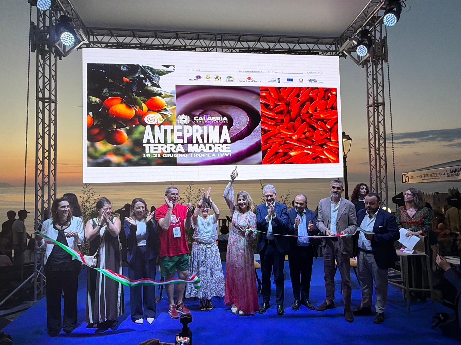 Tropea celebra Carlo Petrini: Terra Madre accende la Calabria della biodiversità e del gusto autentico